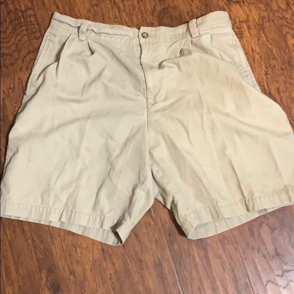 MEN’S Khaki Shorts. Size 30.